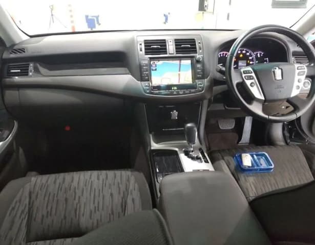 2011 Toyota Crown JDM car for sale — photo 2 of 6