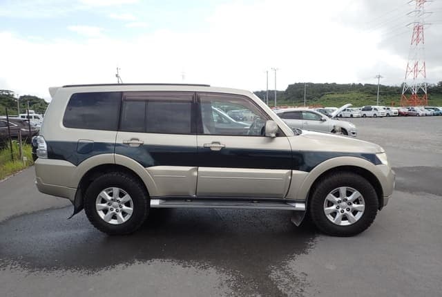 2010 Mitsubishi Pajero JDM car for sale — photo 6 of 25