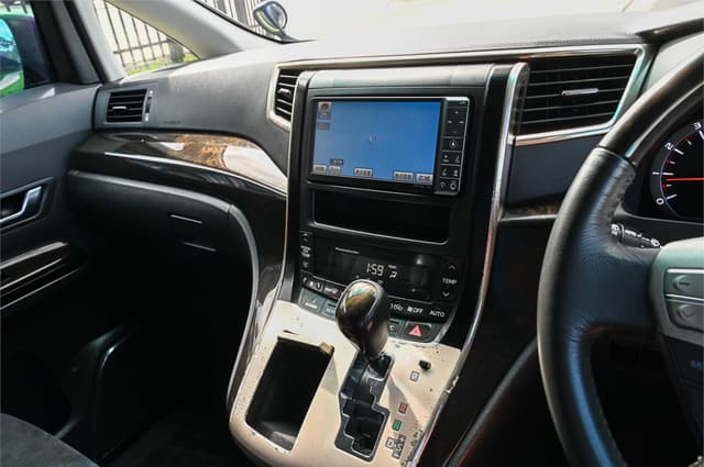 2011 Toyota Vellfire JDM car for sale — photo 21 of 24