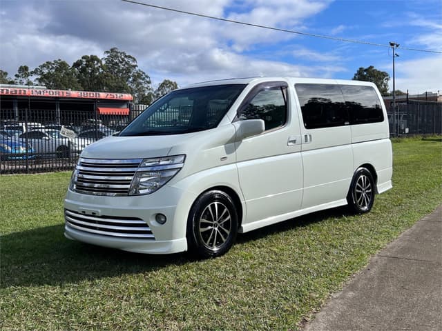 2004 Nissan Elgrand JDM car for sale — photo 10 of 16