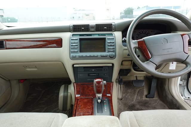 2000 Toyota Crown JDM car for sale — photo 13 of 18