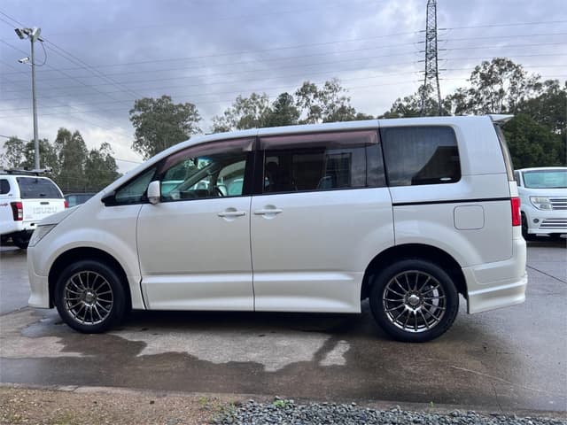 2007 Mitsubishi Delica JDM car for sale — photo 9 of 17