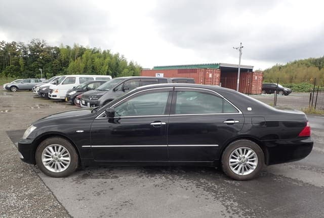 2006 Toyota Crown JDM car for sale — photo 2 of 25