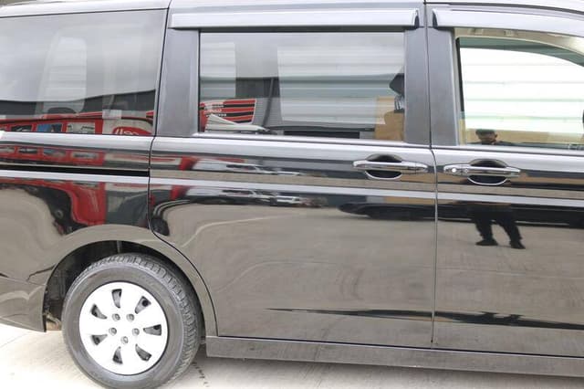 2011 Honda Stepwagon JDM car for sale — photo 5 of 10