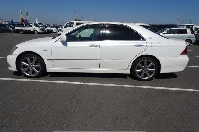 2004 Toyota Crown JDM car for sale — photo 3 of 10