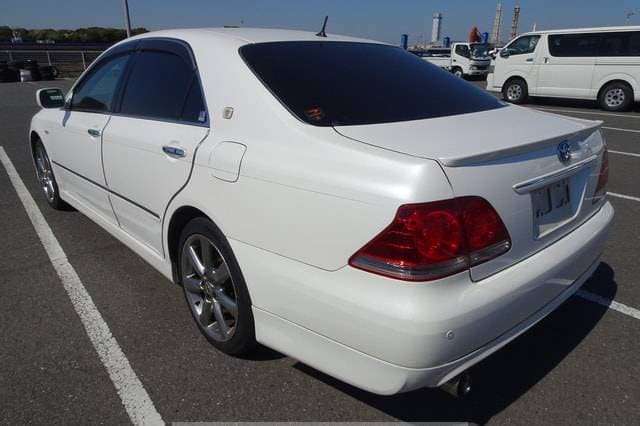 2004 Toyota Crown JDM car for sale — photo 4 of 10