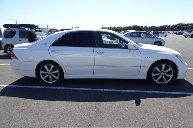 2004 Toyota Crown JDM car for sale — photo 7 of 10