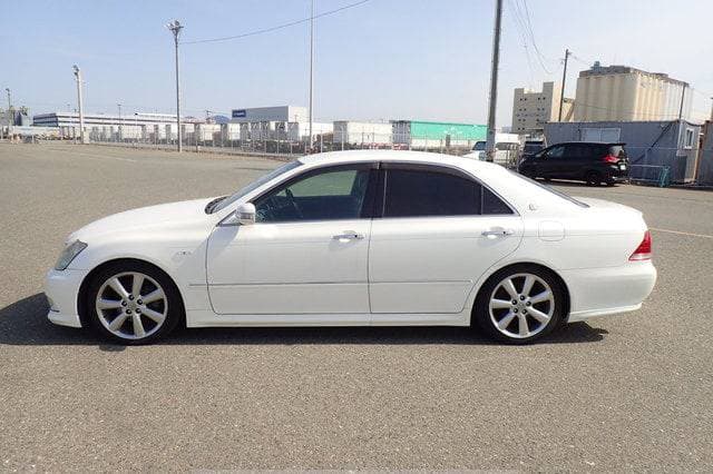 2005 Toyota Crown JDM car for sale — photo 3 of 10