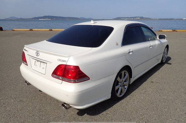 2005 Toyota Crown JDM car for sale — photo 6 of 10
