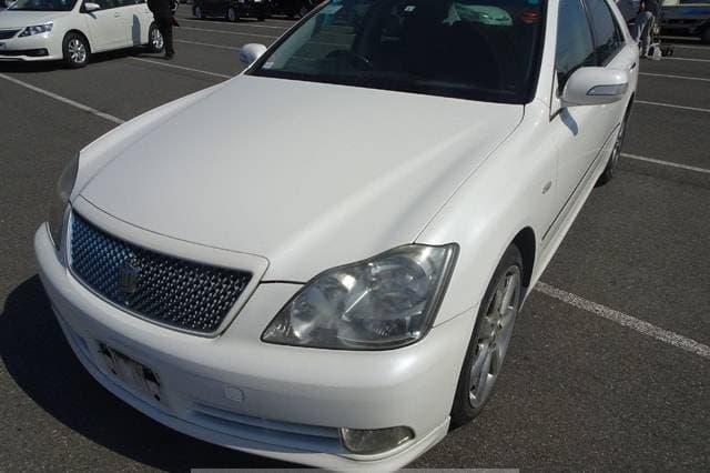 2005 Toyota Crown JDM car for sale — photo 2 of 10