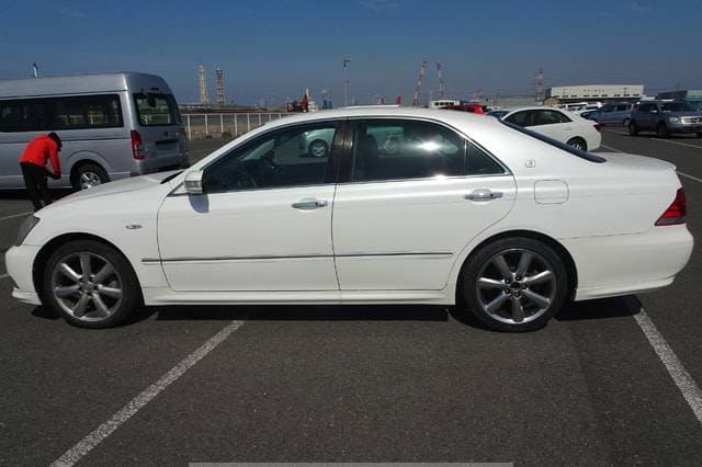2005 Toyota Crown JDM car for sale — photo 3 of 10