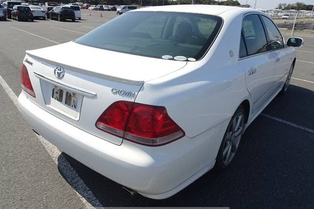 2005 Toyota Crown JDM car for sale — photo 6 of 10