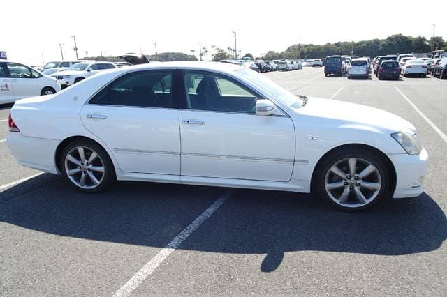 2005 Toyota Crown JDM car for sale — photo 7 of 10