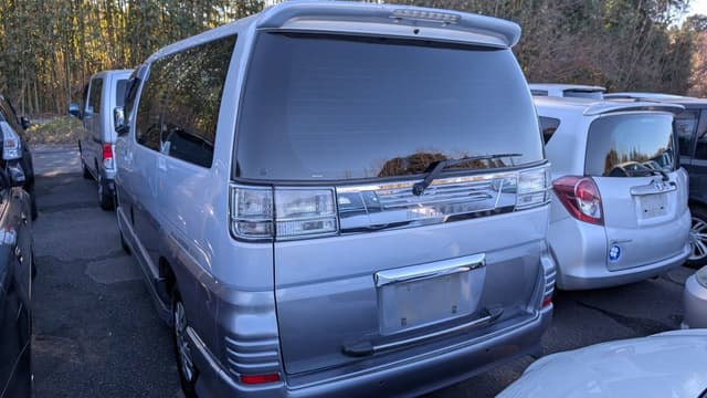Nissan Elgrand JDM car for sale — photo 4 of 10