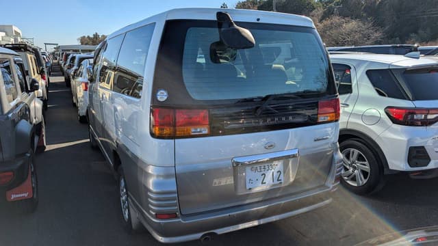 Nissan Elgrand JDM car for sale — photo 4 of 8
