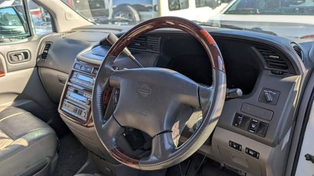 Nissan Elgrand JDM car for sale — photo 7 of 8