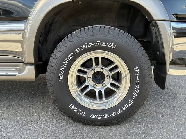 Toyota Hilux Surf JDM car for sale — photo 4 of 9