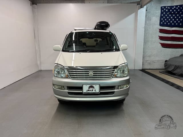 Toyota Regius JDM car for sale — photo 4 of 10
