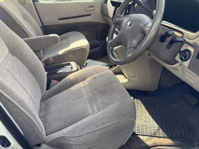 Toyota Grand Hiace JDM car for sale — photo 5 of 10