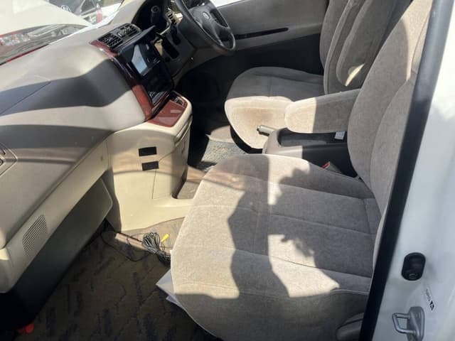 Toyota Grand Hiace JDM car for sale — photo 6 of 10