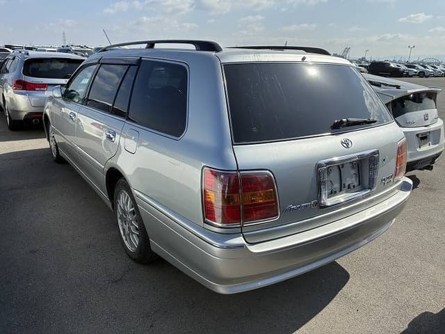 Toyota Crown JDM car for sale — photo 4 of 8