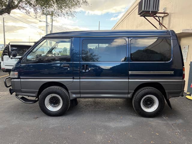 1996 Mitsubishi Delica JDM car for sale — photo 4 of 10