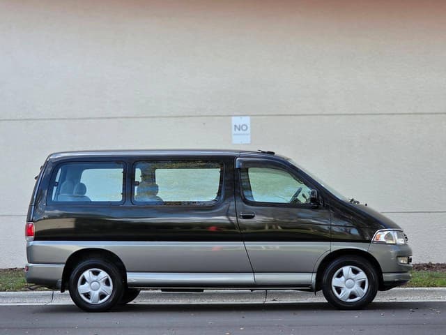 1998 Toyota Regius JDM car for sale — photo 6 of 10