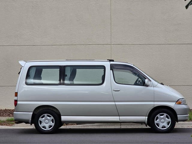 1996 Toyota Granvia JDM car for sale — photo 8 of 10
