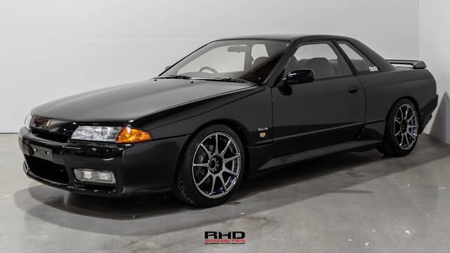 1992 Nissan Skyline JDM car for sale — photo 3 of 10