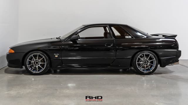 1992 Nissan Skyline JDM car for sale — photo 4 of 10
