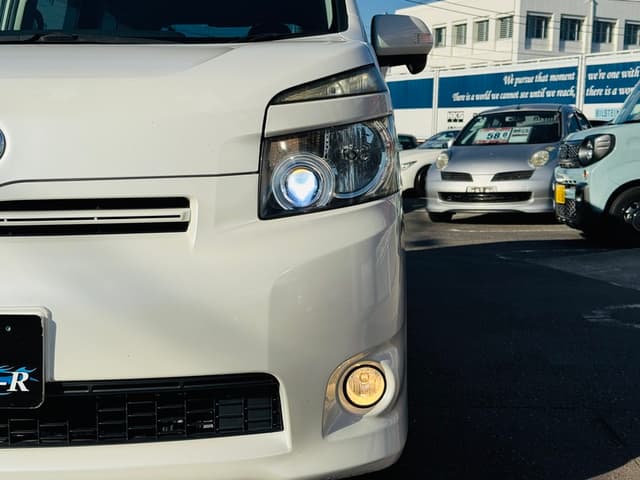 2010 Toyota Voxy JDM car for sale — photo 14 of 25