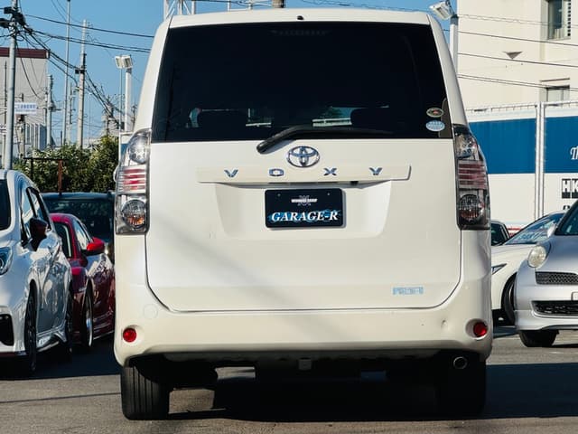 2010 Toyota Voxy JDM car for sale — photo 7 of 25