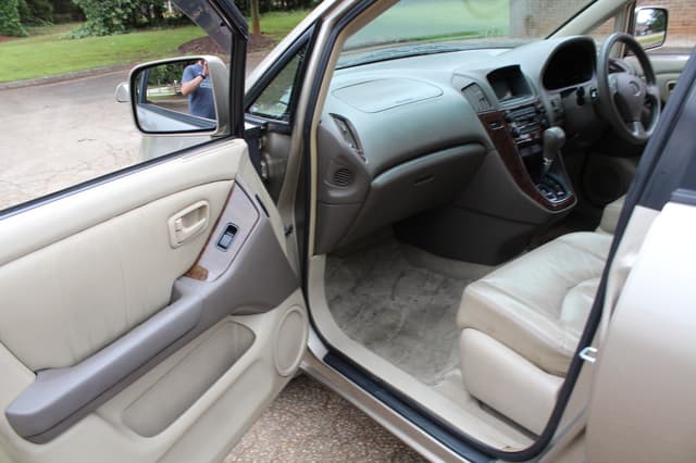 2000 Toyota Harrier JDM car for sale — photo 19 of 25