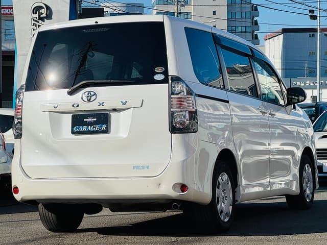 2010 Toyota Voxy JDM car for sale — photo 2 of 25