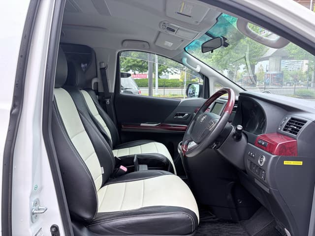 2009 Toyota Vellfire JDM car for sale — photo 13 of 17