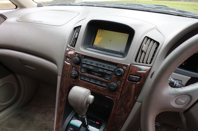 2000 Toyota Harrier JDM car for sale — photo 17 of 25