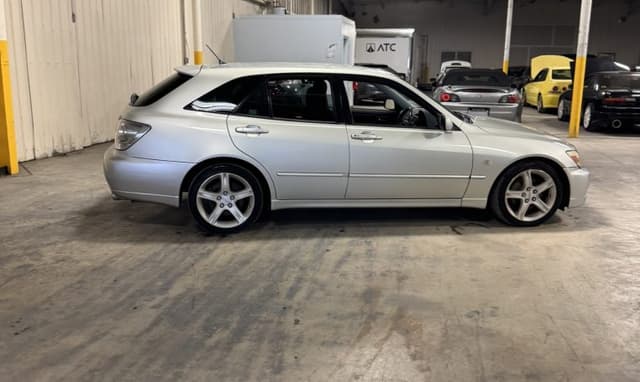 2001 Toyota Altezza JDM car for sale — photo 9 of 25