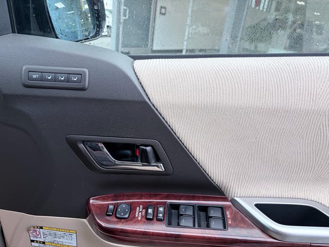 2008 Toyota Vellfire JDM car for sale — photo 11 of 18