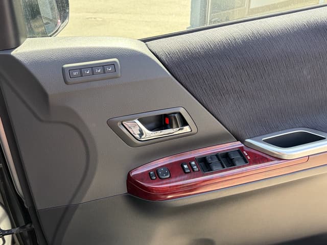 2009 Toyota Vellfire JDM car for sale — photo 11 of 13