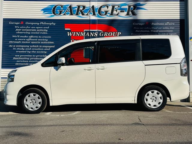 2010 Toyota Voxy JDM car for sale — photo 12 of 25
