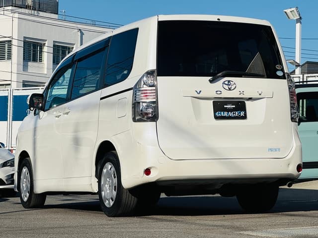 2010 Toyota Voxy JDM car for sale — photo 9 of 25