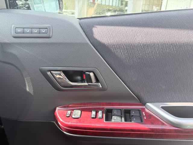 2009 Toyota Vellfire JDM car for sale — photo 14 of 22