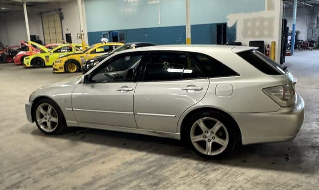 2001 Toyota Altezza JDM car for sale — photo 22 of 25