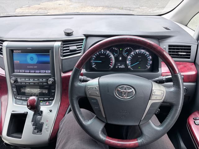 2009 Toyota Vellfire JDM car for sale — photo 8 of 17