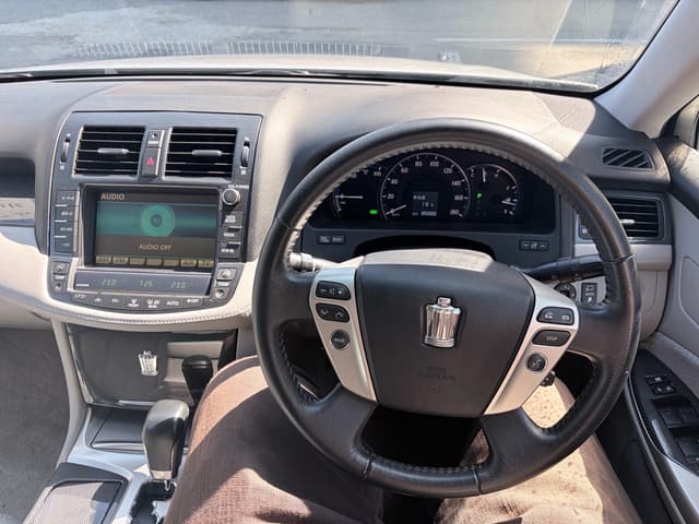 2010 Toyota Crown JDM car for sale — photo 9 of 18
