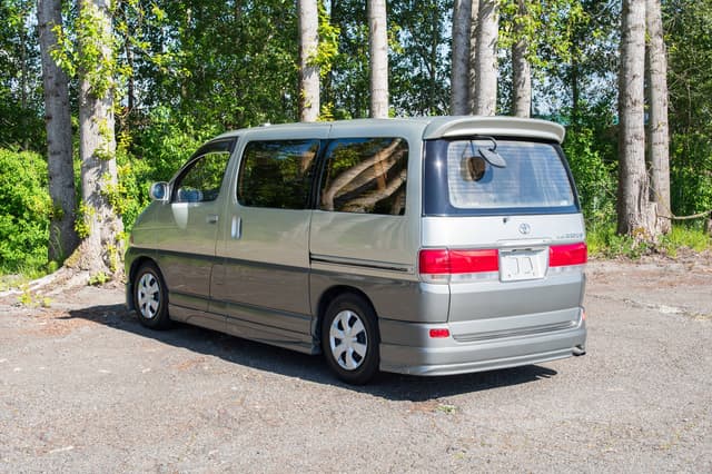 1997 Toyota Regius JDM car for sale — photo 3 of 10
