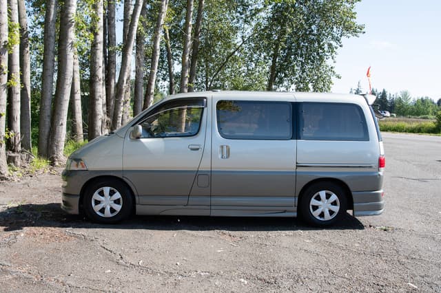 1997 Toyota Regius JDM car for sale — photo 6 of 10