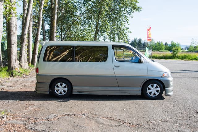 1997 Toyota Regius JDM car for sale — photo 7 of 10