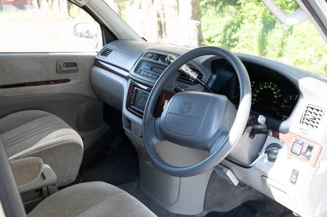 1997 Toyota Regius JDM car for sale — photo 8 of 10