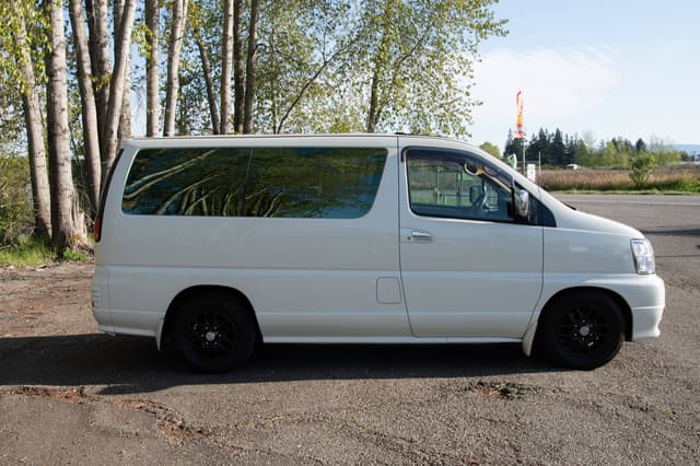 2000 Nissan Elgrand JDM car for sale — photo 8 of 10